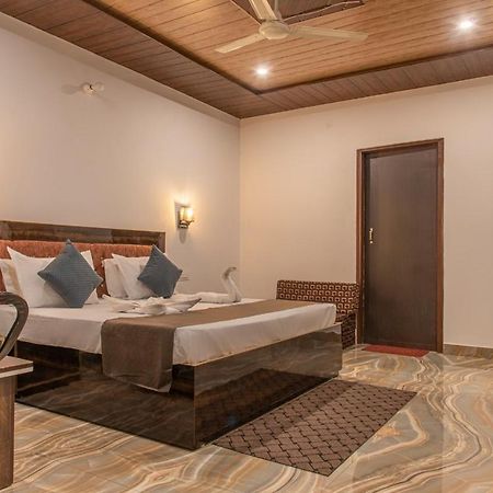 Apartmán Panormic View By The North Edge Kasauli Exteriér fotografie