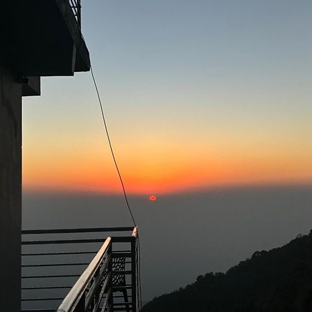 Apartmán Panormic View By The North Edge Kasauli Exteriér fotografie
