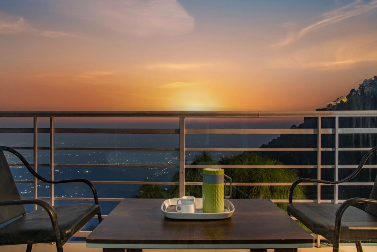 Apartmán Panormic View By The North Edge Kasauli Exteriér fotografie