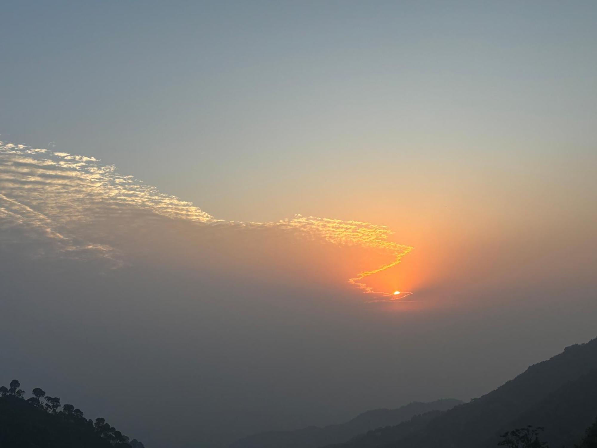 Apartmán Panormic View By The North Edge Kasauli Exteriér fotografie