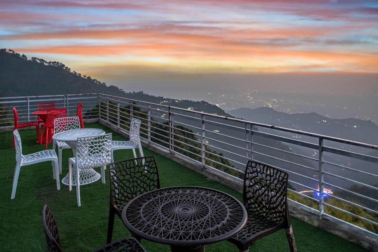 Apartmán Panormic View By The North Edge Kasauli Exteriér fotografie