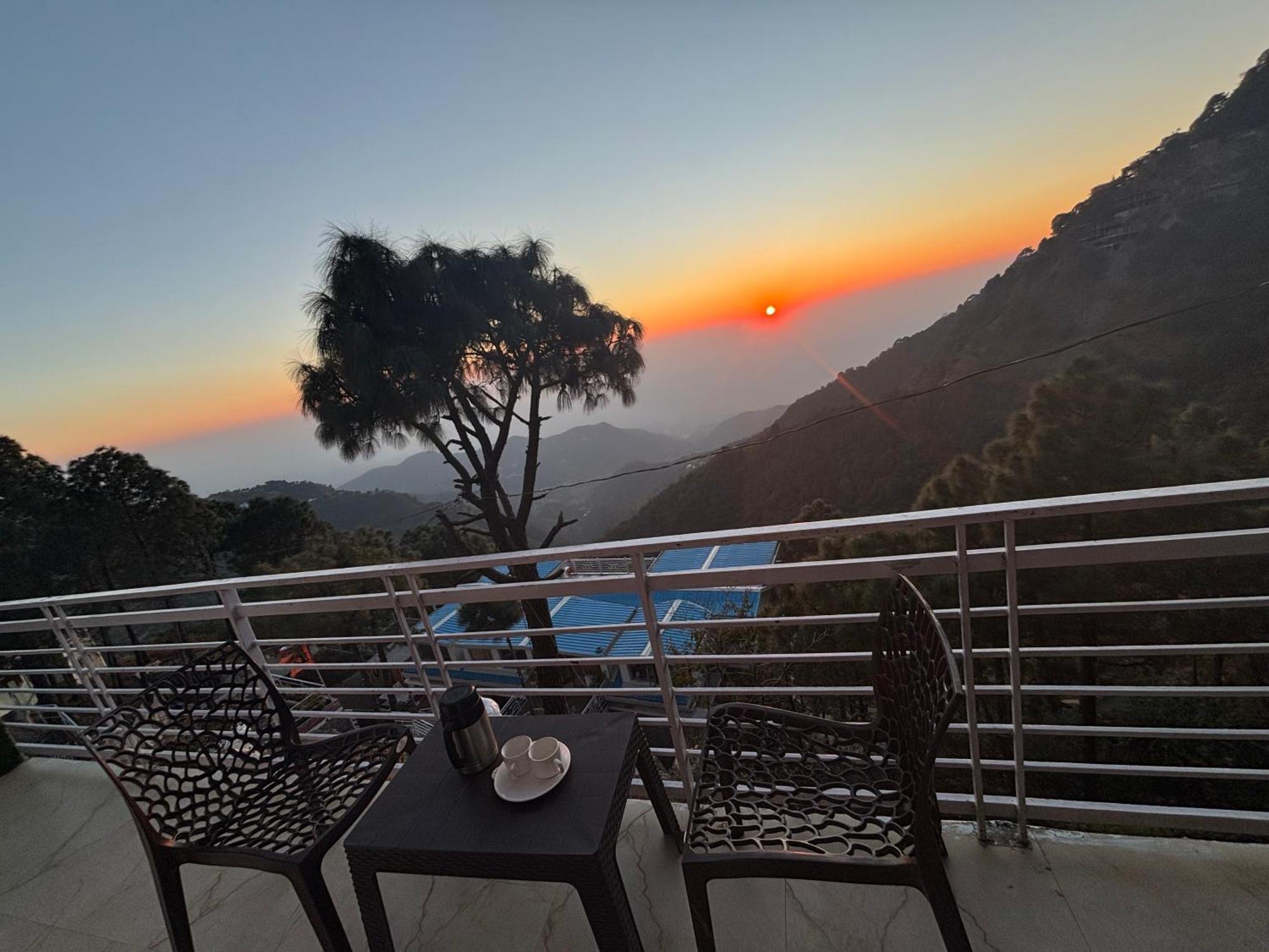 Apartmán Panormic View By The North Edge Kasauli Exteriér fotografie