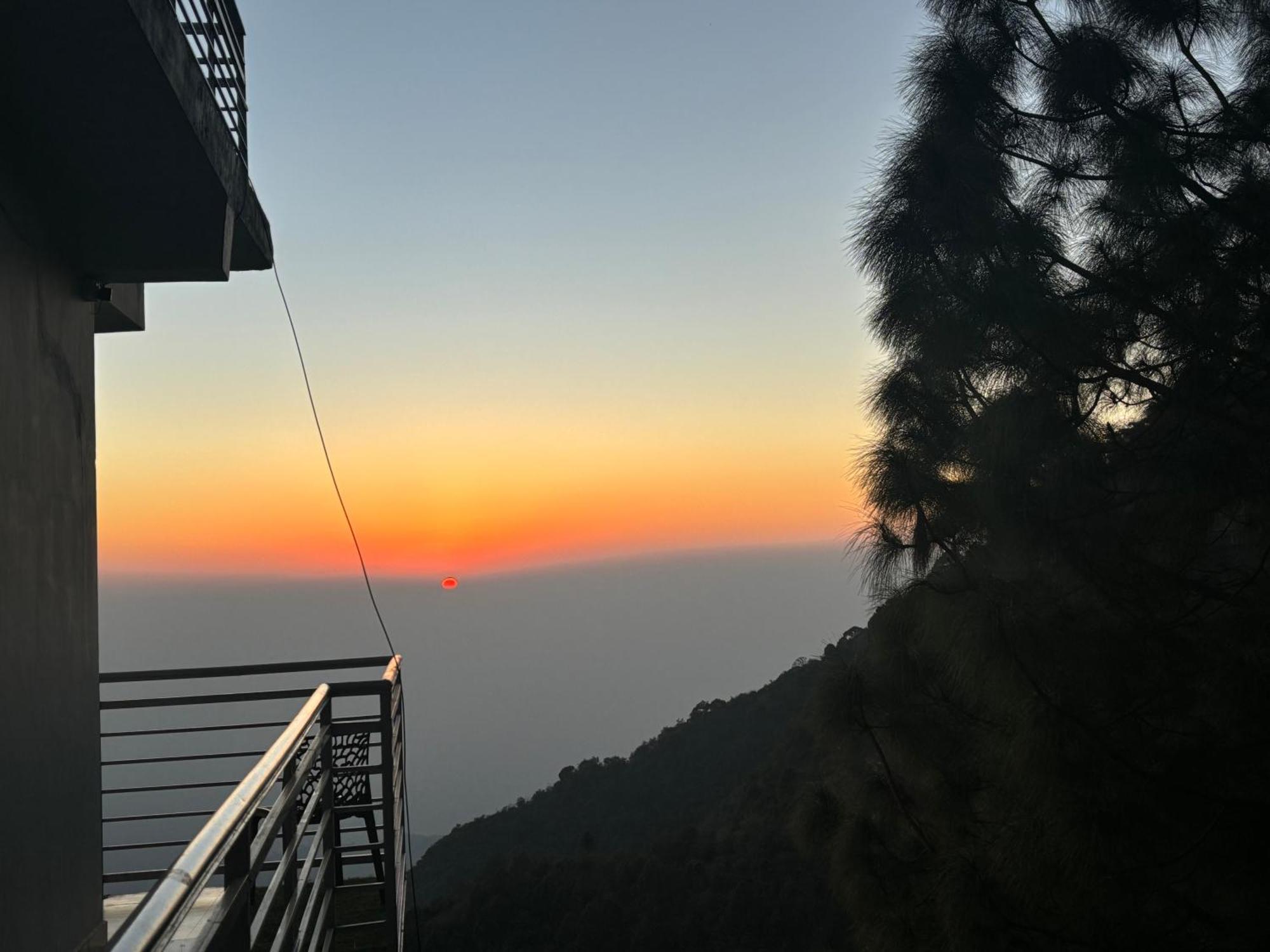Apartmán Panormic View By The North Edge Kasauli Exteriér fotografie