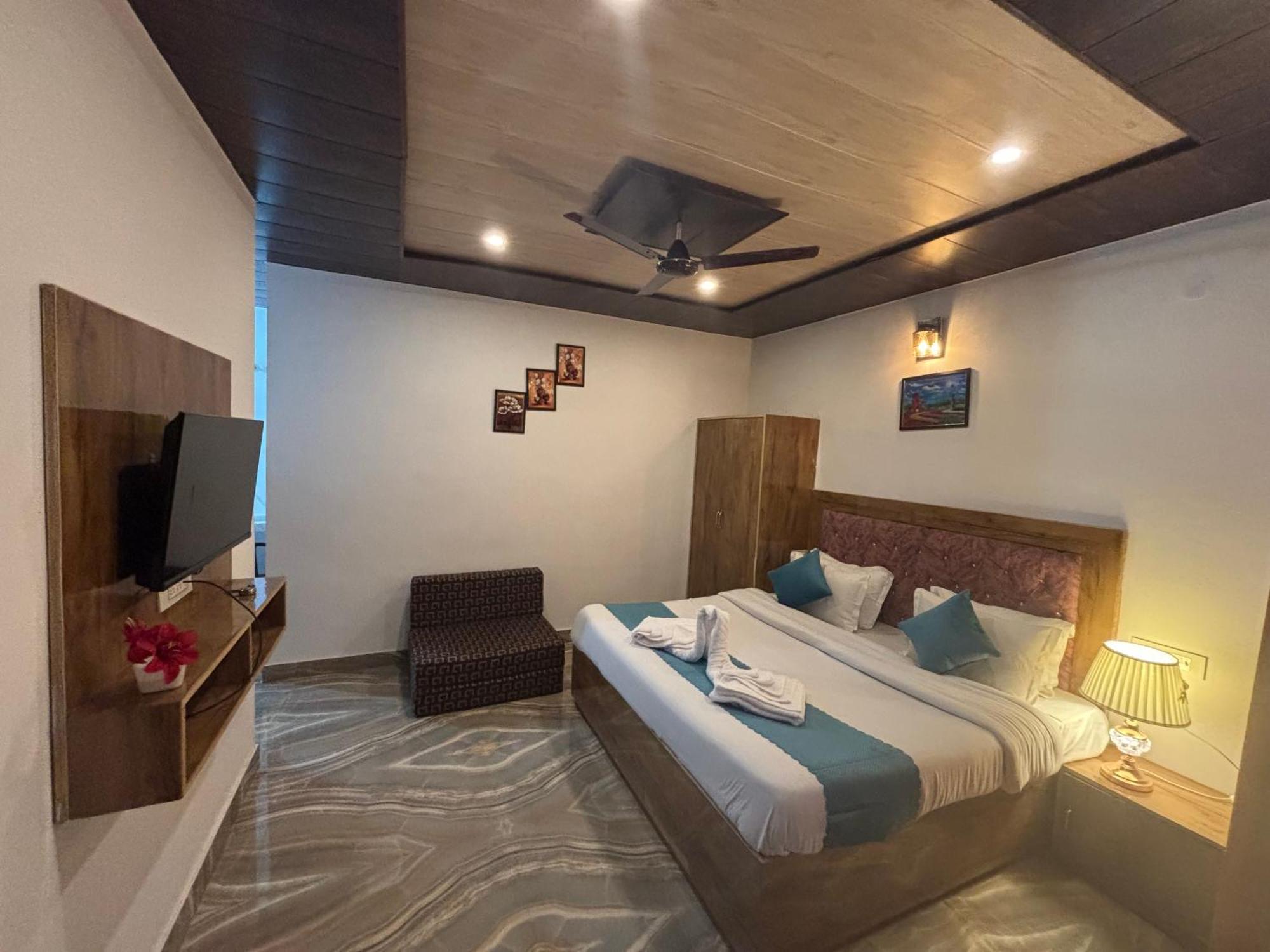 Apartmán Panormic View By The North Edge Kasauli Exteriér fotografie