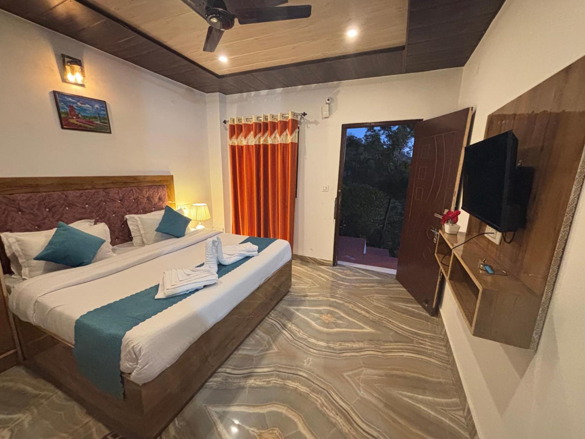 Apartmán Panormic View By The North Edge Kasauli Exteriér fotografie