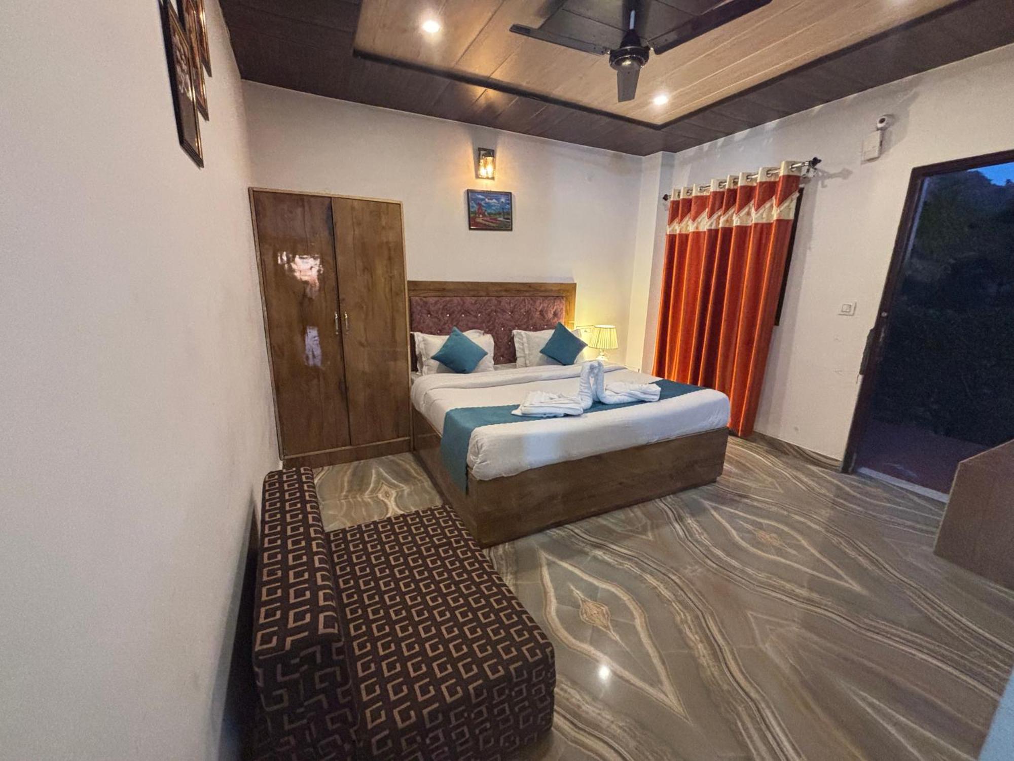 Apartmán Panormic View By The North Edge Kasauli Exteriér fotografie