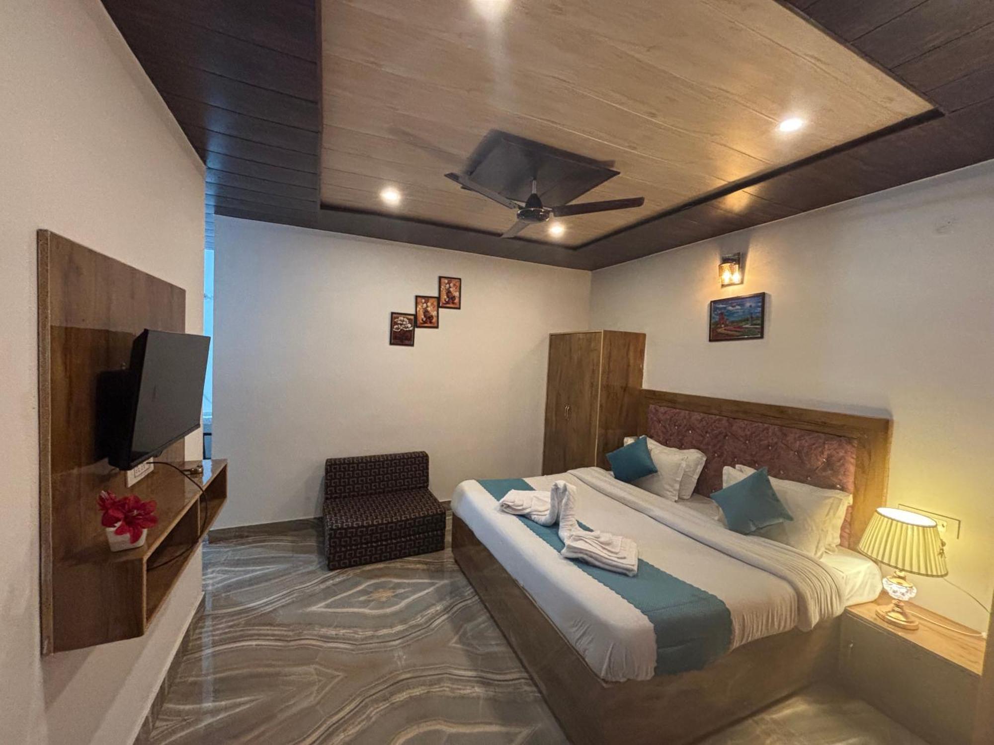 Apartmán Panormic View By The North Edge Kasauli Exteriér fotografie