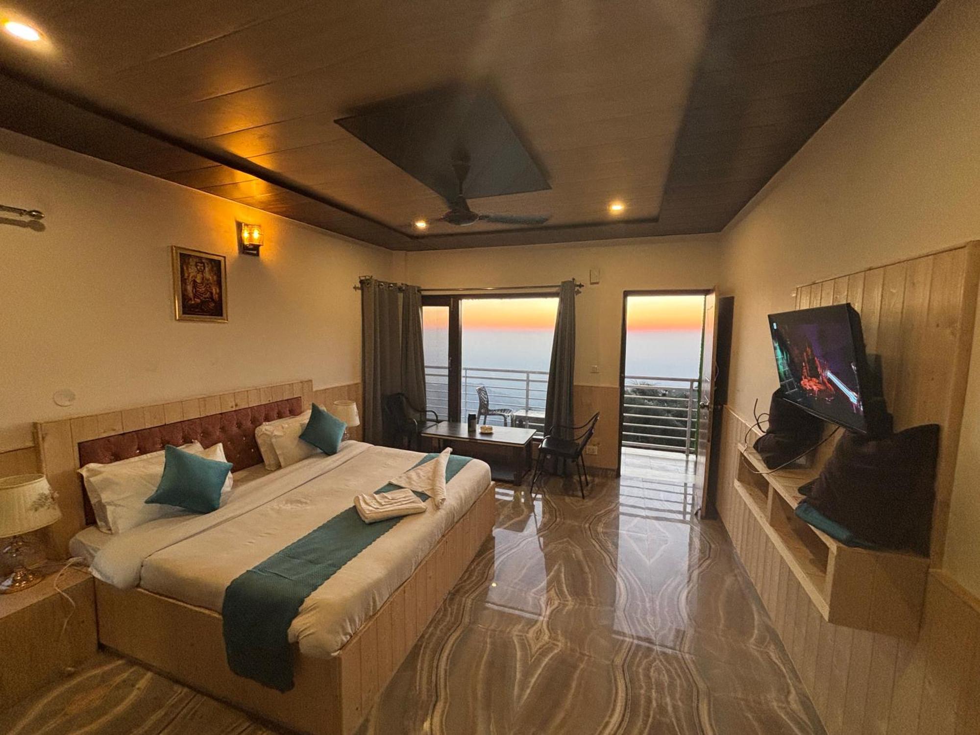 Apartmán Panormic View By The North Edge Kasauli Exteriér fotografie