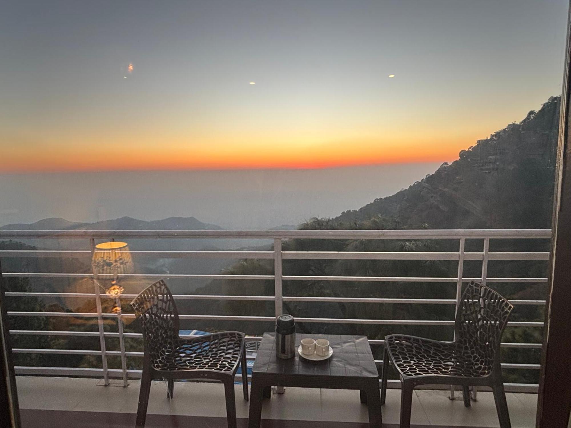 Apartmán Panormic View By The North Edge Kasauli Exteriér fotografie
