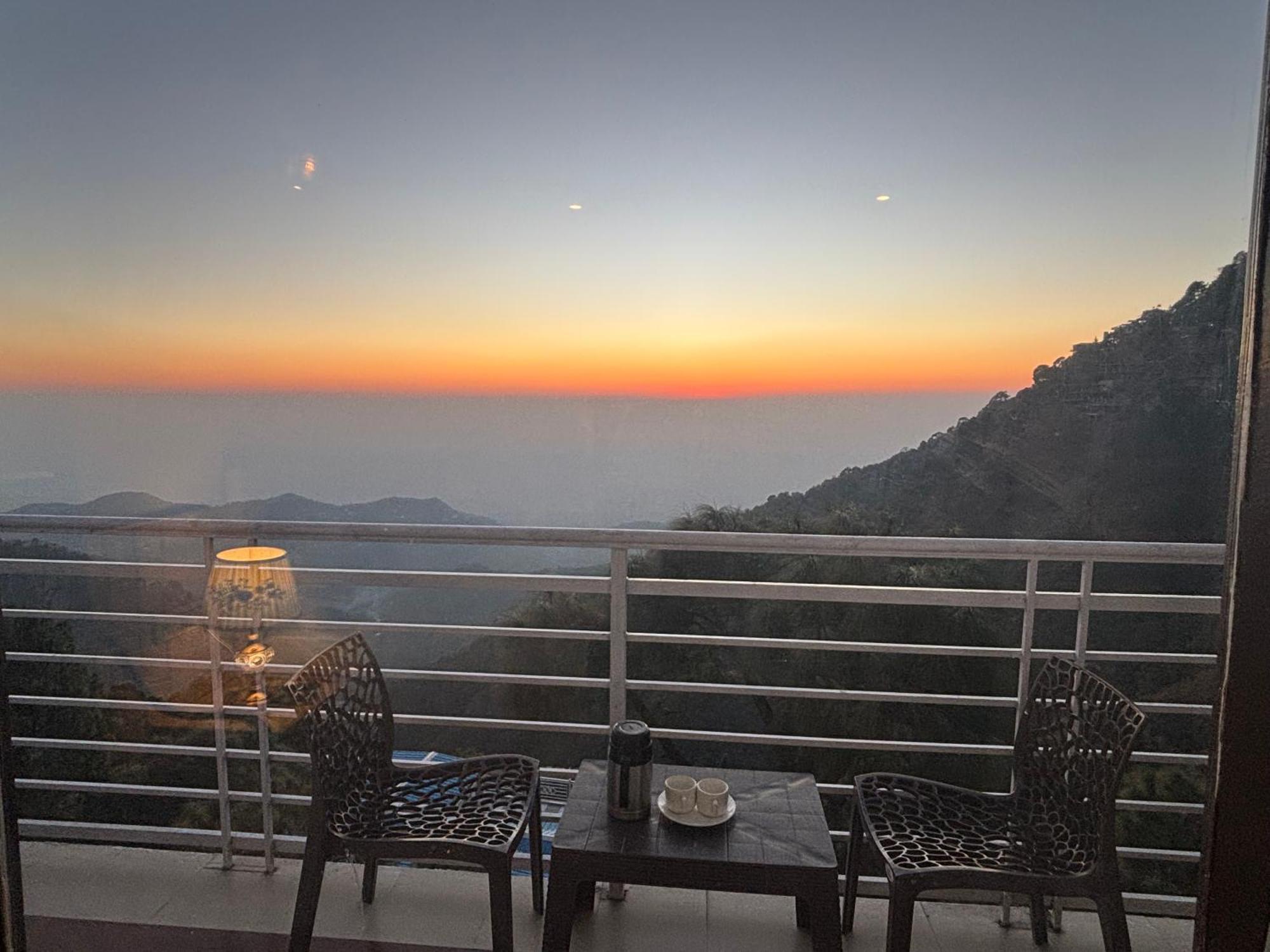 Apartmán Panormic View By The North Edge Kasauli Exteriér fotografie