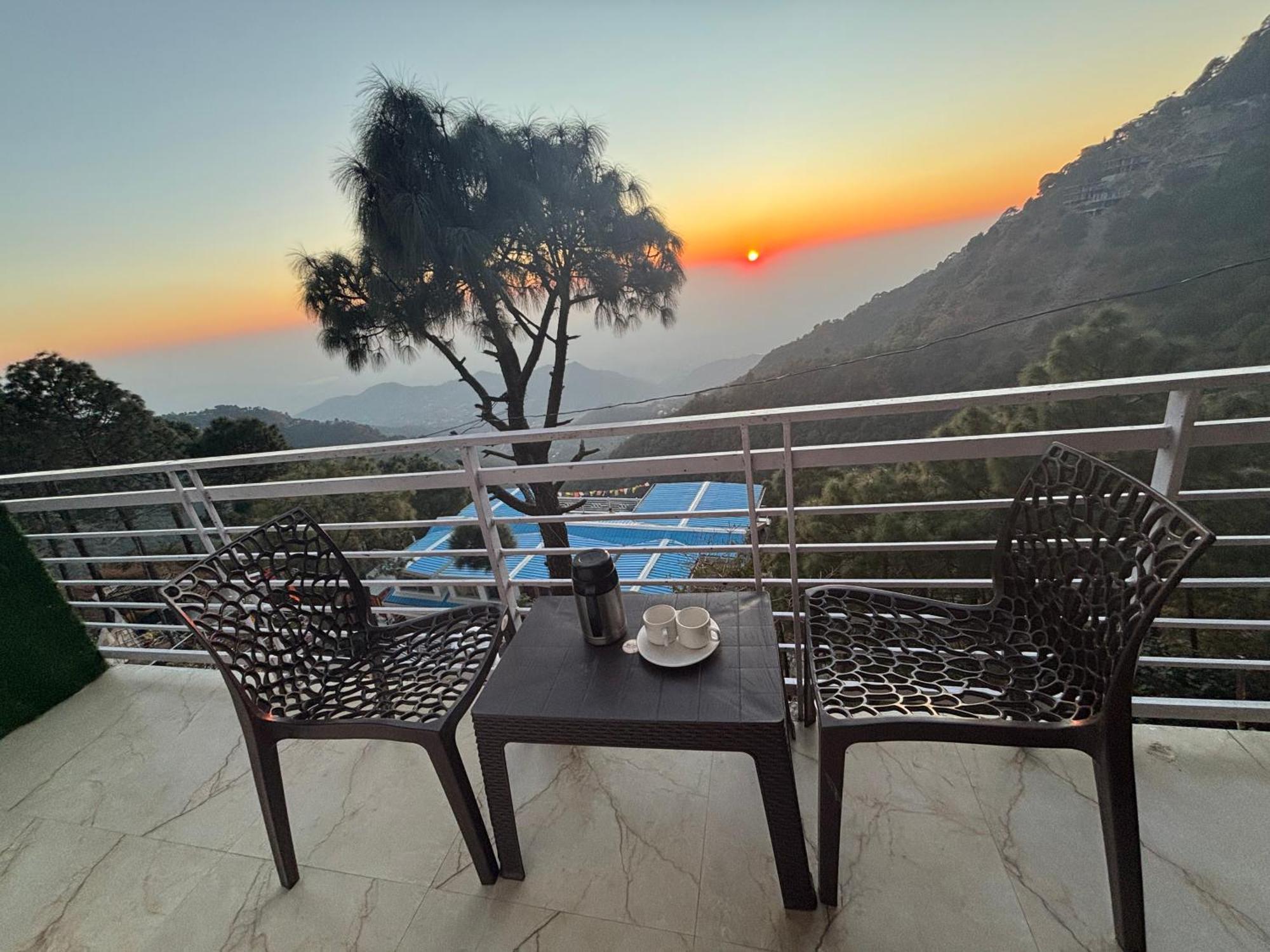 Apartmán Panormic View By The North Edge Kasauli Exteriér fotografie