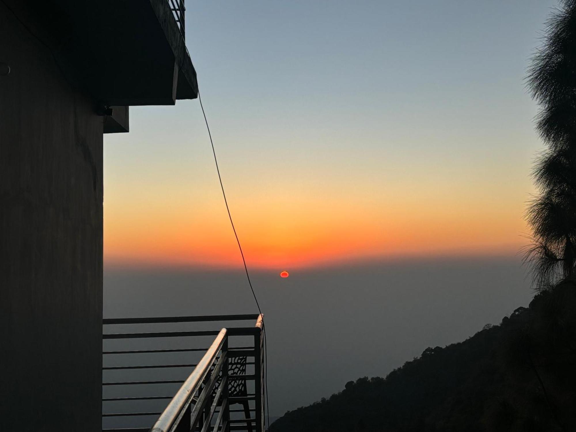 Apartmán Panormic View By The North Edge Kasauli Exteriér fotografie